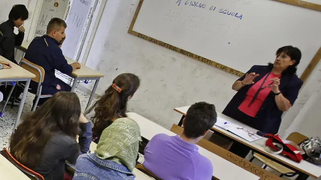 Un'insegnante durante una lezione in classe in una foto d'archivio. ANSA/ ALESSANDRO DI MEO