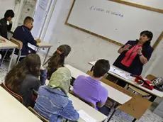 Un'insegnante durante una lezione in classe in una foto d'archivio. ANSA/ ALESSANDRO DI MEO