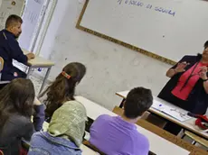 Un'insegnante durante una lezione in classe in una foto d'archivio. ANSA/ ALESSANDRO DI MEO