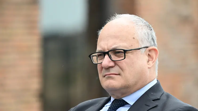 Il sindaco di Roma, Roberto Gualtieri, nel corso della presentazione del vincitore del progetto “La nuova passeggiata archeologica” presso i Mercati di Traiano. Roma, 2 aprile 2024. ANSA/CLAUDIO PERI