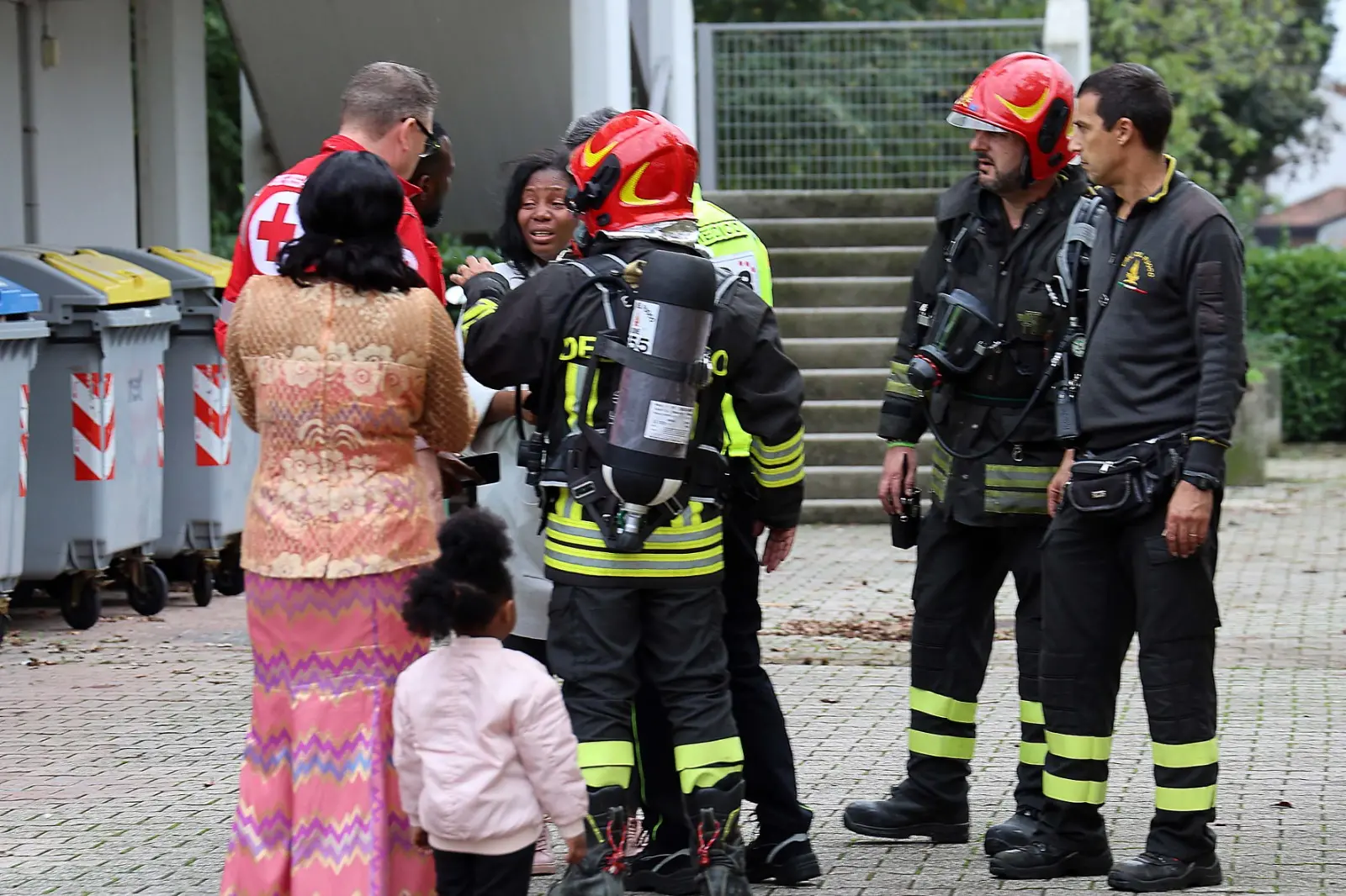 Ben 5 mezzi sono serviti per prestare soccorso ai residenti del condominio di via Pirona, in località Cussignacco (Udine)
