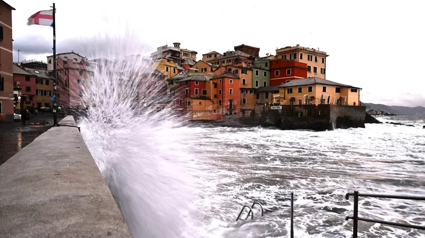 La mareggiata prevista dalle previsioni metereologiche si sta abbattendo in queste ore sulle coste della Liguria, in particolare sulla costa del capoluogo genovese. Genova, 20 ottobre 2023. ANSA/LUCA ZENNARO