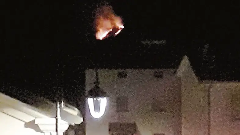 Le fiamme viste dal centro abitato