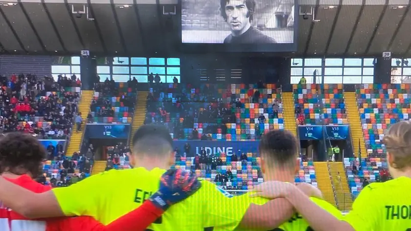 Le immagini tv del minuto di raccoglimento per Juliano con Pulici sul maxischermo dello stadio Friuli