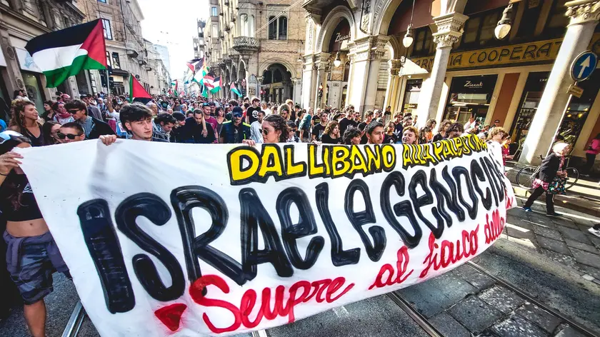 Molta gente al corteo a favore della Palestina nel centro città. Torino 21 settembre 2024 ANSA/TINO ROMANO