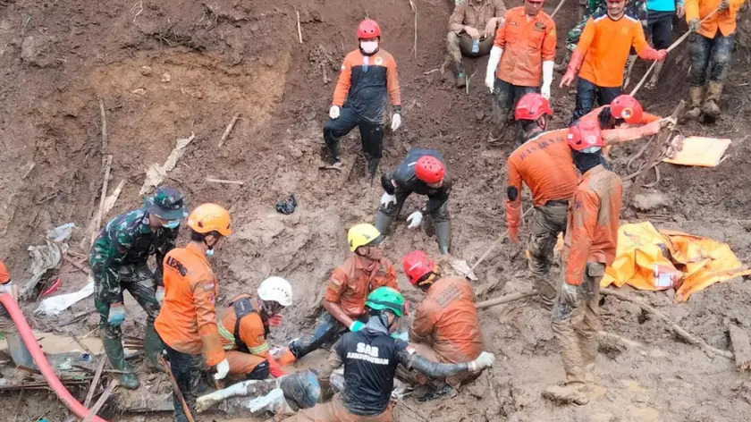 epa11466191 A handout photo made available by the National Search and Rescue Agency (BASARNAS) shows rescuers searching for landslide victims at Tulabo village, Samawa, Gorontalo, Indonesia, 07 July 2024 (issued 08 July 2024). According to The National Disaster Management Agency, six people died and 26 were missing in landslides at Tulabolo village in Gorontalo, which were caused by heavy rainfall over several days and unstable ground conditions, EPA/BASARNAS / HANDOUT HANDOUT EDITORIAL USE ONLY/NO SALES