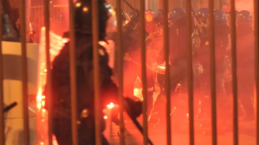 Scontri tra polizia e tifosi serbi al termine della gara Italia-Serbia, ieri sera 12 ottobre 2010 davanti lo stadio Luigi Ferraris di Genova. ANSA/LUCA ZENNARO