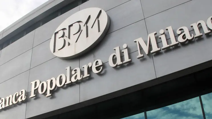 Un ingresso della sede centrale della Banca Popolare di Milano in una foto di archivio. ANSA/ BAZZI