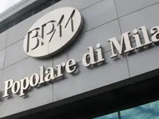 Un ingresso della sede centrale della Banca Popolare di Milano in una foto di archivio. ANSA/ BAZZI