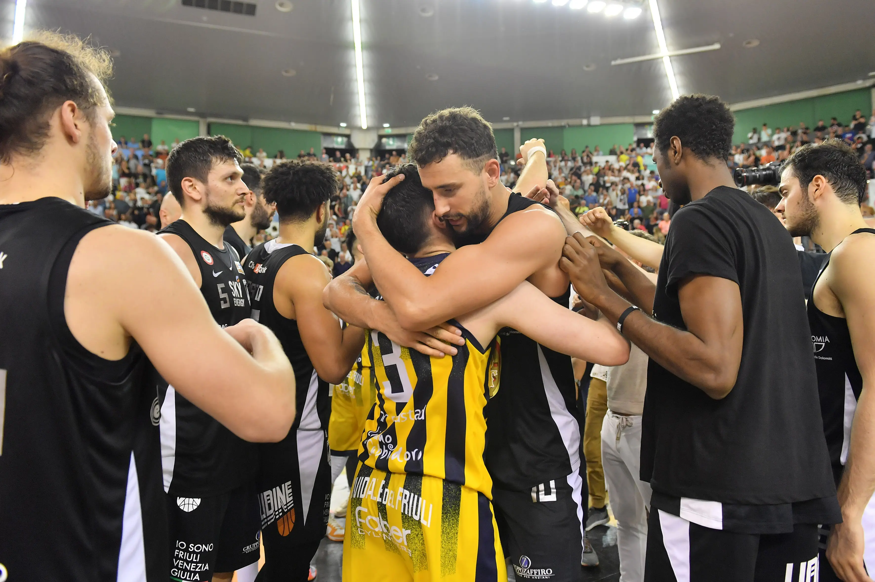 Gioia e dolore in un abbraccio © Foto Petrussi