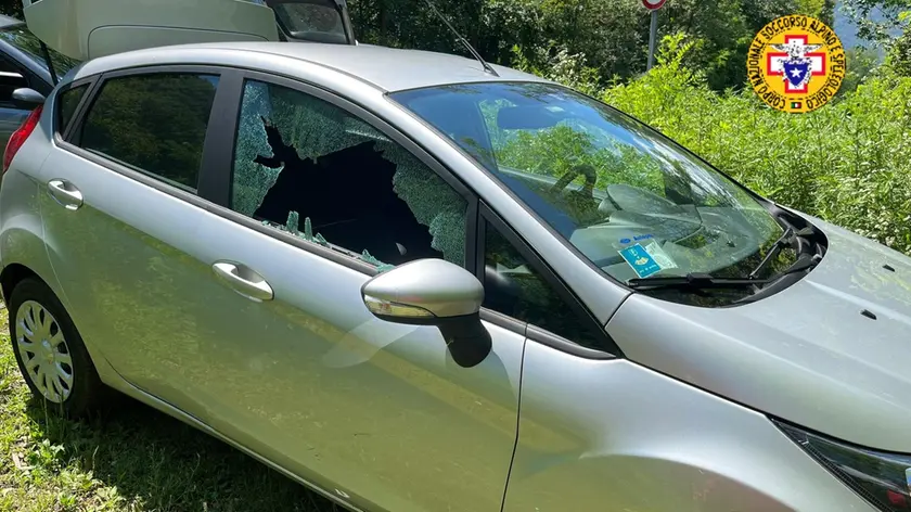 L’auto con il cristallo infranto del medico intervenuto a Budoia
