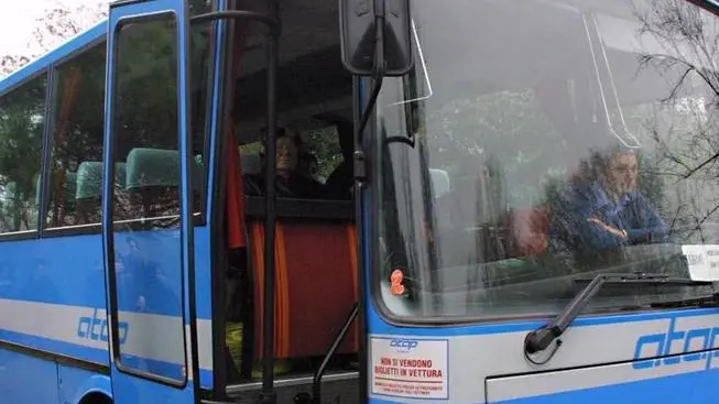 ANTEPRIMA LIGNANO 22 MARZO 2001. SEQUESTRO AUTOBUS. AUTOBUS ALL'ESTERNO DELLA SCUOLA. TELEFOTO FOTO AGENCY ANTEPRIMA