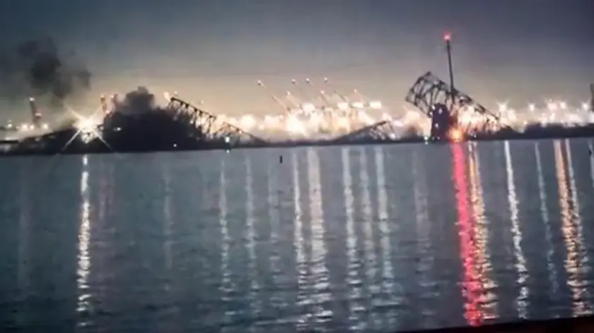 Il ponte Francis Scott Key a Baltimora è crollato dopo essere stato colpito da una nave portacontainer FRAME DEL VIDEO POSTATO SU X DA LIFEGATE-NPK