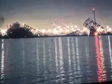 Il ponte Francis Scott Key a Baltimora è crollato dopo essere stato colpito da una nave portacontainer FRAME DEL VIDEO POSTATO SU X DA LIFEGATE-NPK