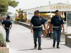 LIGNANO 8 LUGLIO 2000 LE FORZE DELL'ORDINE DURANTE I CONTROLLI SUL LUNGOMARE DI LIGNANO TELEFOTO FOTO AGENCY ANTEPRIMA