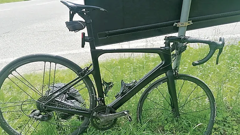 La bicicletta del 67enne danneggiata dopo l'incidente