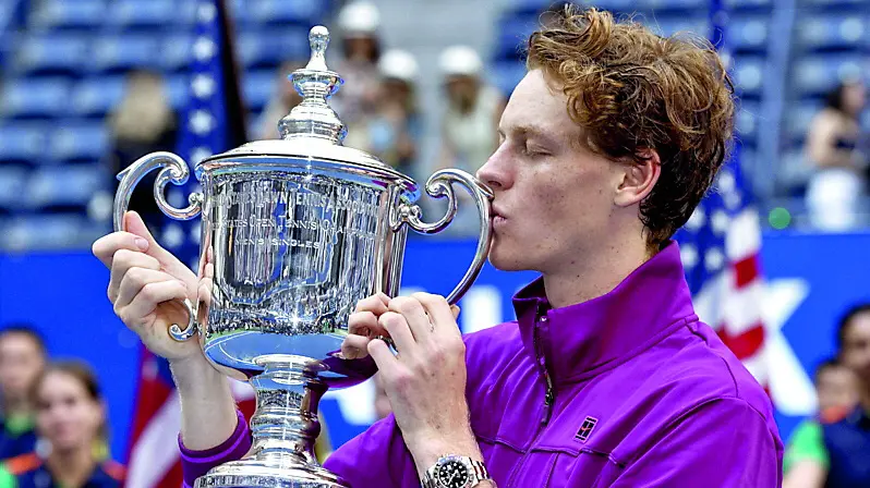 Jannik Sinner bacia la coppa degli Us Open