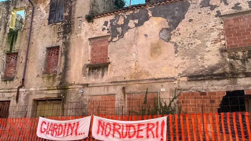 Gli striscioni in via Ronchi: è uno dei tanti edifici in rovina