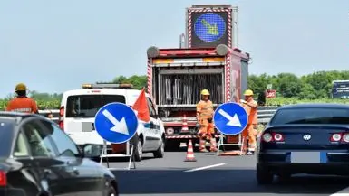 Secondo uno studio congiunto il tasso di incidentalità è maggiore quanto è più prossimo un cantiere autostradale