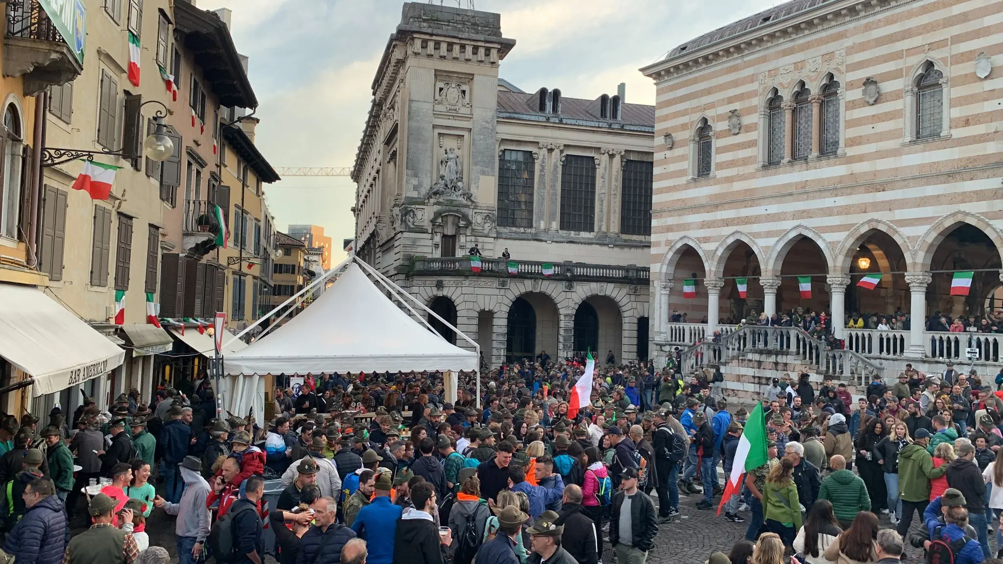 La pioggia non ha scoraggiato le migliaia e migliaia di persone arrivate a Udine per partecipare alla 94esima Adunata nazionale degli alpini che si tiene in città fino a domenica 14 maggio. Ecco le vie del centro invase da penne nere e cittadini