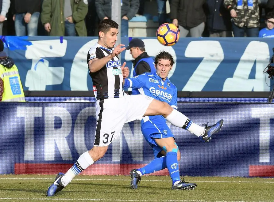 Empoli's midfielder Daniele Croce, right, and Udinese's midfielder Davide Faraoni, left, vie for ther ball during the Italian serie A soccer match between Empoli FC vs Udinese Calcio at Carlo Castellani Stadium in Empoli, Italy, 22 January 2017. ANSA/CLAUDIO GIOVANNINI