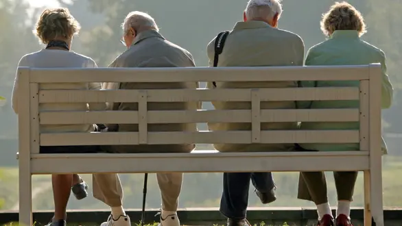 Crisi economica, il governo si spacca sulla riforma delle pensioni. Nella foto immagine illustrativa: pensionato - anziano - anziani - soldi - pensione di anzianitˆ....