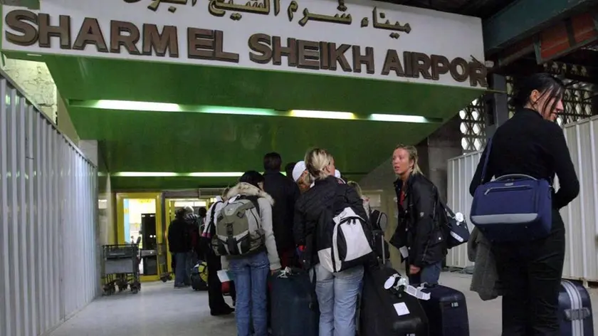(FILE) A file photo dated 03 January 2004 showing tourists waiting to go through the security controls at Sharm el-Sheikh airport in Egypt. Britain suspended flights from Egypt's Sharm el-Sheikh airport late 04 November 2015 after concerns that an 'explosive device' may have caused the weekend crash that killed 224 people on board a Russian plane flying from Sharm el-Sheikh to St. Petersburg in Russia. The British move followed reports by Russia's Interfax news agency on 03 November 2015 that unusual sounds were recorded in the cockpit as the Russian jet crashed in Egypt's Sinai Peninsula, and US media reports that satellite images had detected a heat flash at the time of the crash. ANSA/MIKE NELSON