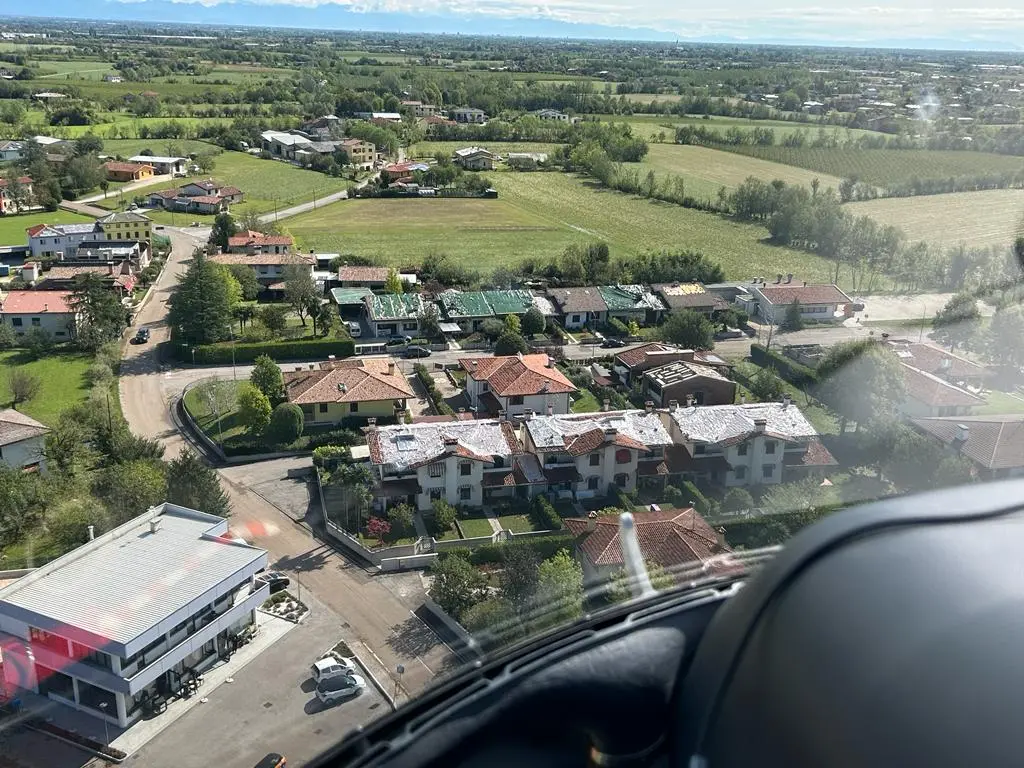 Tegole in frantumi, squarci nei tetti e danni ingenti a impianti solari e fotovoltaici. La grandinata record di lunedì 24 luglio ha lasciato i segni del suo passaggio in gran parte del Friuli con il Comune di Mortegliano tra i più colpiti.