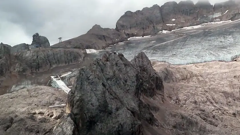 In un fermo immagine tratto da un video una veduta della Marmolada la superficie continua a ridursi a ritmo accelerato: è stata calcolata in 112 ettari nel 2022, e scenderà nei prossimi anni, al di sotto del chilometro quadrato, la metà della superficie presente nel 2000 e meno di un quarto rispetto al 1900. Il dato emerge dalle misurazioni annuali condotte da geografi e glaciologi dell'Università di Padova, con il Comitato Glaciologico Italiano e Arpav. ANSA +NPK+