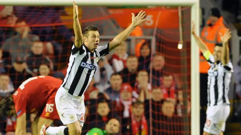 epa03421744 Udinese's Giovanni Pasquale celebrates his score to make the game 1-3 to Udinese during their UEFA Europa League soccer match at Anfield in Liverpool, Britain, 04 October 2012. EPA/PETER POWELL