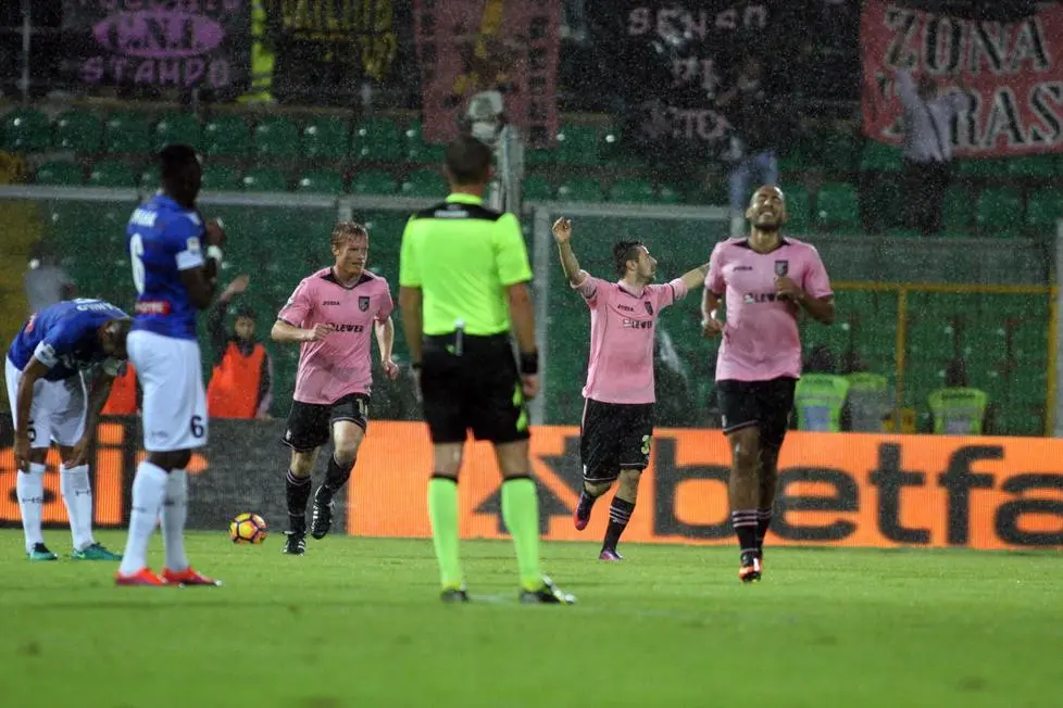 Palermo's Ilija Nestorovski (2R) jubilates with his teammates after scoring the goal during the Italian Serie A soccer match US Palermo vs Udinese Calcio at Renzo Barbera stadium in Palermo, Sicily island, Italy, 27 October 2016. ANSA/CORRADO LANNINO