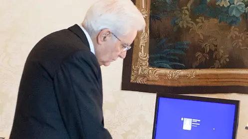 Foto Ufficio Stampa Quirinale/Paolo Giandotti/LaPresse 07-05-2018 Roma, Italia CronacaIl Presidente della Repubblica Sergio Mattarella nello studio alla vetrata in occasione delle consultazioni , oggi 7 maggio 2018.(Foto di Paolo Giandotti - Ufficio per la Stampa e la Comunicazione della Presidenza della Repubblica)DISTRIBUTION FREE OF CHARGE - NOT FOR SALE.Foto Ufficio Stampa Quirinale/Paolo Giandotti/LaPresse .07-05-2018 Roma, Italia .Cronaca.Il Presidente della Repubblica Sergio Mattarella nello studio alla vetrata in occasione delle consultazioni , oggi 7 maggio 2018..(Foto di Paolo Giandotti - Ufficio per la Stampa e la Comunicazione della Presidenza della Repubblica)..DISTRIBUTION FREE OF CHARGE - NOT FOR SALE.Roma - Il Presidente della Repubblica Sergio Mattarella nello studio alla vetrata in occasione delle consultazioni , oggi 7 maggio 2018.(Foto di Paolo Giandotti - Ufficio per la Stampa e la Comunicazione della Presidenza della Repubblica)