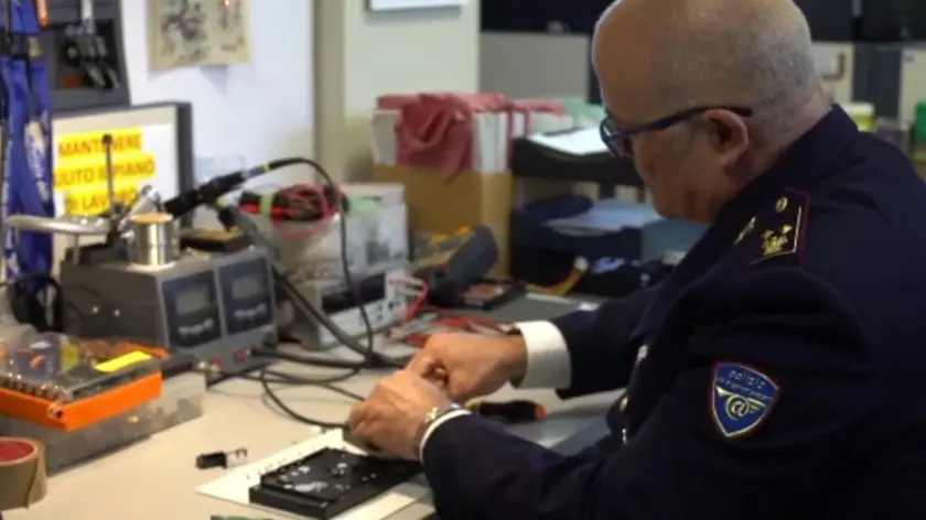 (Fermo immagine) Operatori informatici nel centro operativo della polizia postale di Torino, 24 febbraio 2024 . ANSA/ POLIZIA +++ ANSA PROVIDES ACCESS TO THIS HANDOUT PHOTO TO BE USED SOLELY TO ILLUSTRATE NEWS REPORTING OR COMMENTARY ON THE FACTS OR EVENTS DEPICTED IN THIS IMAGE; NO ARCHIVING; NO LICENSING +++ NPK +++ (generica, simbolica, truffe, internet, web)