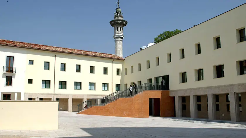 FOTO MISSINATO PORDENONE 27.04.04 NUOVA SEDE DELLA PROVICIA INAUGURAZIONE IN CORSO GARIBALDI, UNA VEDUTA DEL PALAZZO SBROJAVACCA