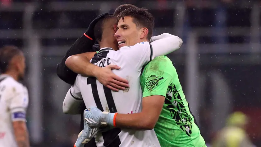 Marco Silvestri abbracciato da Walace alla fine della gara di Milano (foto Petrussi)