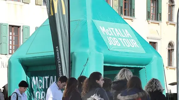 Udine 7 Novembre 2019. Mc Donald assume 40 giovani. © Foto Petrussi