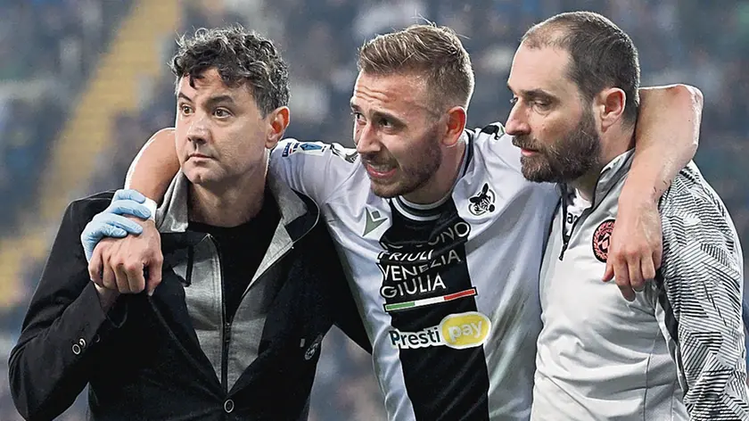 Lovric soccorso dallo staff medico bianconero sarà poi costretto a uscire dal campo in barella © Foto Petrussi