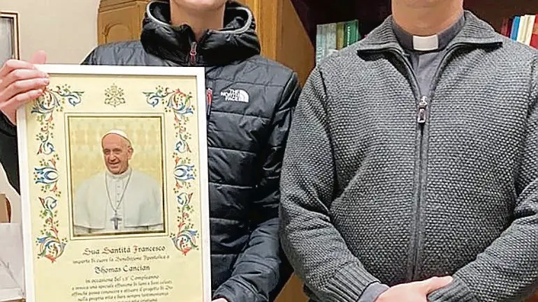 Thomas Cancian con il diploma del Papa accanto a don Boris Bandiera
