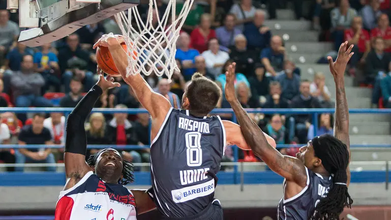 GAZZETTA DI MANTOVA - FOTO DI GANGI MIRKO 08/10/2017 - Mantova SPORT BASKET DINAMICA GENERALE MANTOVA - AMICI PALLACANESTRO UDINE CAMPIONATO BASKET SERIE A2 2017/2018 GIRONE EST PALASPORT: PALABAM NELLA FOTO: Bobby Jones (A Dinamica Generale Mantova) stoppata