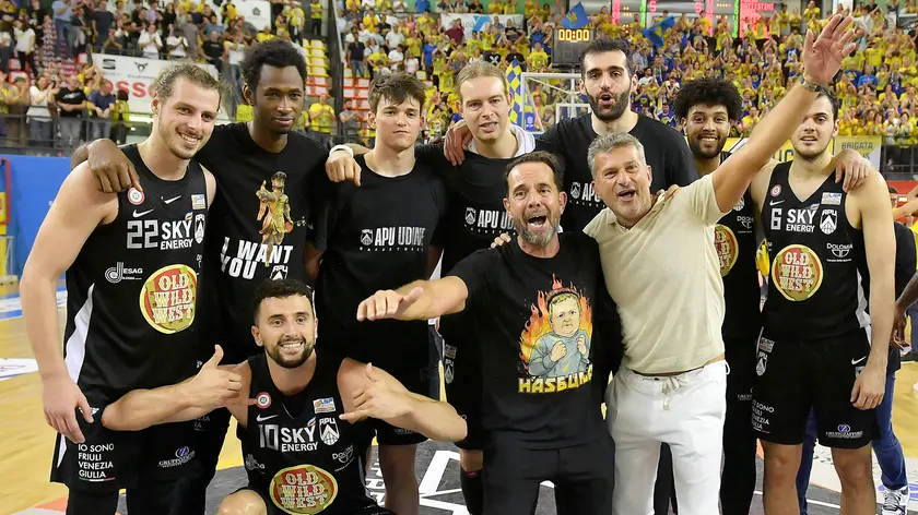 La gioia del gruppo Apu con il presidente Pedone in testa © Foto Petrussi