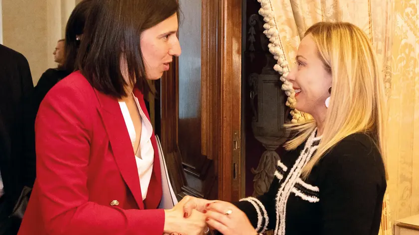 La presidente del Consiglio, Giorgia Meloni, con la segretaria del Pd, Elly Schlein a Palazzo Montecitorio il 9 maggio 2023 ANSA/FILIPPO ATTILI