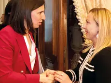 La presidente del Consiglio, Giorgia Meloni, con la segretaria del Pd, Elly Schlein a Palazzo Montecitorio il 9 maggio 2023 ANSA/FILIPPO ATTILI