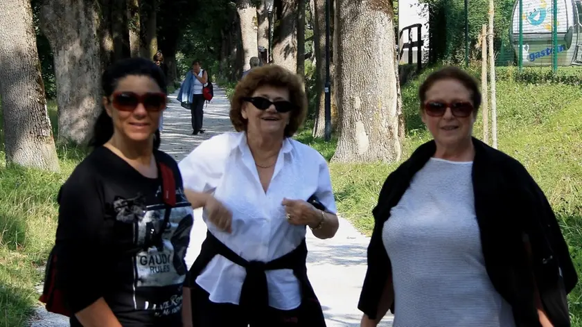 Al centro tra la figlia Lucia (a sinistra) e un’amica