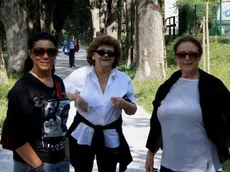 Al centro tra la figlia Lucia (a sinistra) e un’amica