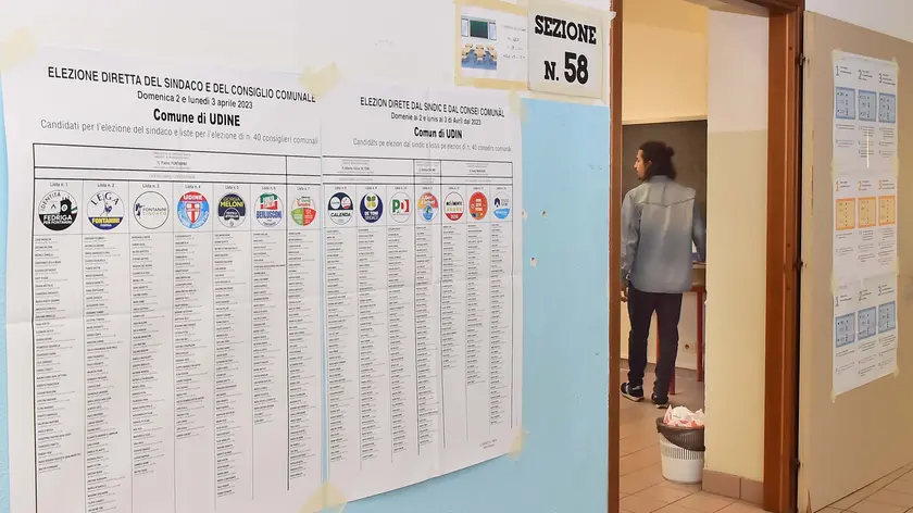 Udine 1 Aprile 2023. Insediamento seggi votazioni regionali e comunali. Scuola Fermi. © Foto Petrussi
