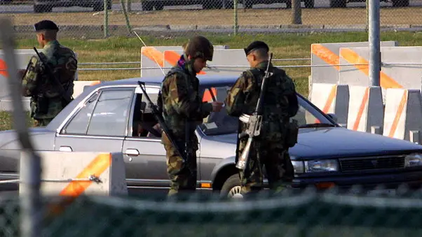 FOTO MISSINATO AVIANO 21.03.03 BASE NATO, MILITARI CONTROLLANO LE VETTURE ALL'INGRESSO DELLA BASE .