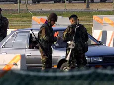 FOTO MISSINATO AVIANO 21.03.03 BASE NATO, MILITARI CONTROLLANO LE VETTURE ALL'INGRESSO DELLA BASE .