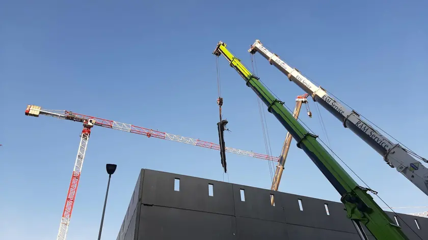 Vanno avanti a Firenze, nel cantiere di via Mariti, le operazioni dei vigili del fuoco per trovare l'ultimo operaio che risulta ancora disperso dopo il crollo avvenuto ieri mattina della porzione di edificio nell'area dove è in costruzione un supermercato Esselunga, 17 febbraio 2024. Al momento le vittime accertate sono quattro. Da poco è stata posizionata una seconda gru che servirà per rimuovere le travi di cemento armato che ieri sono crollate e devono essere spostate per permettere poi ai soccorritori di operare in sicurezza. ANSA/ ROSARIA CARAMIELLO