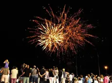 Lignano 16 Agosto 2012.Fuochi d'artificio Lignano Pineta Incendio sul mare. Telefoto Copiright Petrussi/Serratore