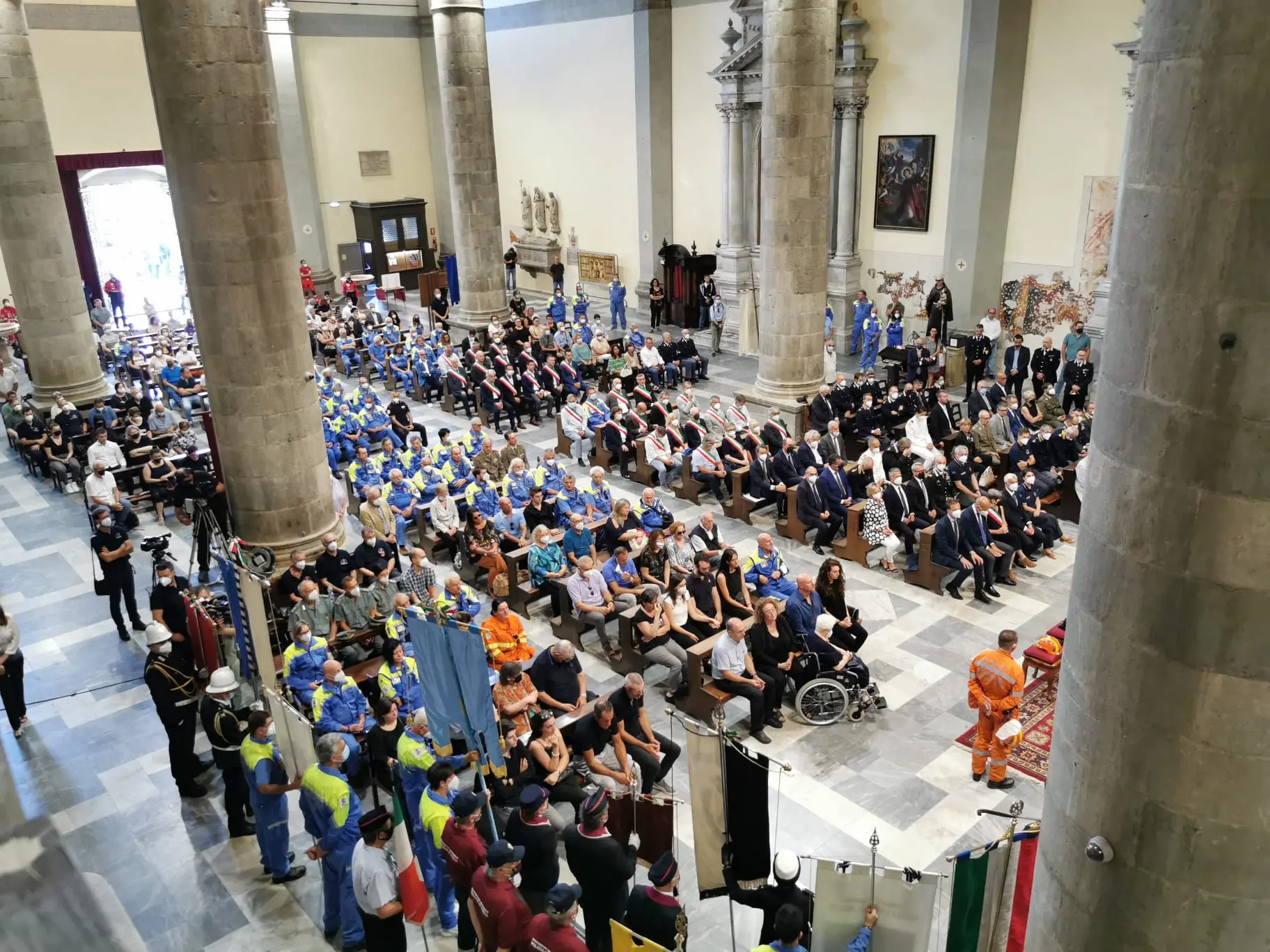 Sono stati celebrati nel duomo di Cividale i funerali di Elena Lo Duca, 56 anni, coordinatrice della Protezione civile di Prepotto, morta travolta da un albero lo scorso 22 luglio mentre era impegnata in un sopralluogo in un’area boschiva interessata da un incendio proprio nella zona di Prepotto. Presenti alle esequie di Lo Duca, assistente capo della polizia al commissariato di Cividale, anche il vicecapo del Dipartimento della Protezione civile nazionale, Immacolata Postiglione, il vicecapo della Polizia, Vittorio Rizzi, il presidente della Regione, Massimiliano Fedriga, il suo vice Riccardi e una folta delegazione di sindaci friulani, i questori delle quattro province, il prefetto di Udine Marchesiello e tanti volontari della Pc. Il feretro, accolto all’ingresso del duomo dal picchetto della Protezione civile e della Polizia e da un lungo applauso.